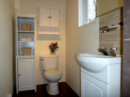 a bathroom with a toilet and a sink at Objectif Santé in Longueuil
