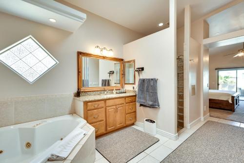 Koupelna v ubytování Lake Havasu City Escape with Pool, Patio and Grill!