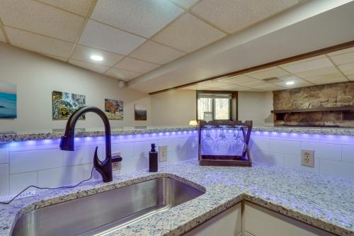 uma cozinha com um lavatório e uma bancada em McGaheysville Vacation Rental Yard and Fire Pit! em McGaheysville