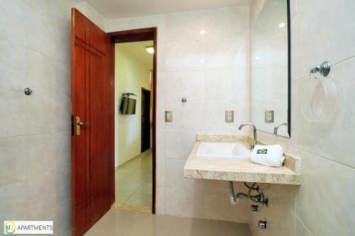 y baño con lavabo y ducha. en Beautiful 4BR duplex penthouse, en Río de Janeiro
