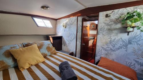 1 dormitorio con 1 cama en una habitación pequeña en Charming boat house in Barcelona with big terrace and solarium, en Barcelona