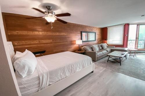 a bedroom with a bed and a ceiling fan at Lakeside 1497 in Keystone