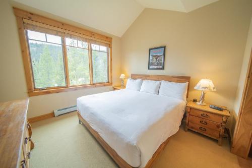 a bedroom with a large white bed and a window at Settlers Creek 6523 in Keystone