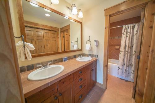 a bathroom with two sinks and a large mirror at Settlers Creek 6523 in Keystone