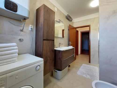 Apartment Neda في بونات: حمام مع حوض ومرحاض ومرآة