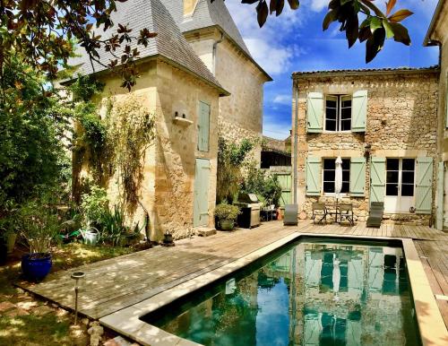 een huis met een zwembad in de tuin bij Domaine L'Amourette in Tizac-de-Curton