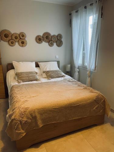 une chambre avec un grand lit avec une fenêtre dans l'établissement T2 calme avec vue mer et borne de recharge sur demande, à Bastia