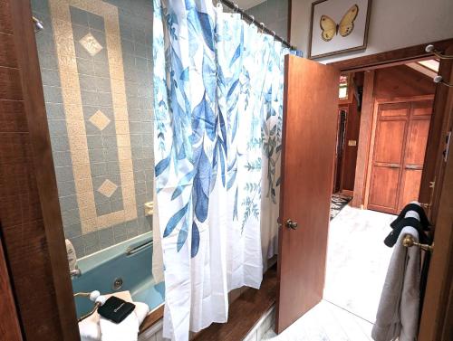 een badkamer met een douchegordijn en een bad bij Cityside Big Mountain Lodge in Whitefish