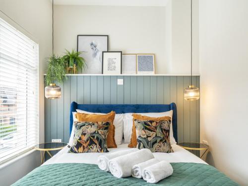 um quarto com uma cama com duas toalhas em Pass the Keys Rathcool Gorgeous Terrace with Outdoor Living Cafes and Bars em Belfast