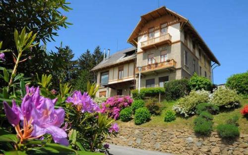 a large house with flowers in front of it at B&B Villa Tavallini in Pollone