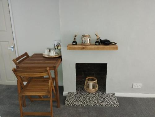 ein Esszimmer mit einem Tisch und einem Kamin in der Unterkunft Family room, Shared House in Bristol