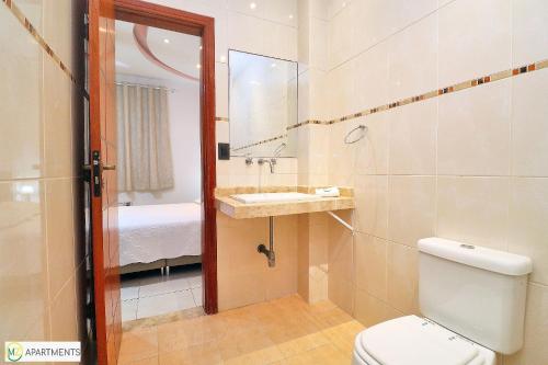 y baño con aseo y lavamanos. en Modern 3BR with ocean view, en Río de Janeiro