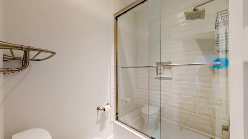 La salle de bains est pourvue d'une douche avec une porte en verre. dans l'établissement Historic 2BR 1BA with King bed-Fast Wi-Fi 75 OLED TV, à Wilmington
