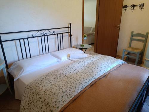 a bedroom with a bed and a chair in it at Agriturismo Le Case di Quarantotti in Norcia