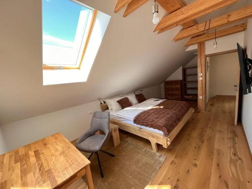1 dormitorio con cama, mesa y ventana en Villa Richterberg with Sauna & Hot Tub, en Slovenj Gradec