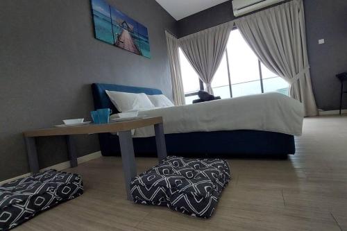 Schlafzimmer mit einem Bett, einem Tisch und einem Fenster in der Unterkunft Inspired Homes @ PJ Grand Sofo#10, Free Parking, 2Pax in Petaling Jaya