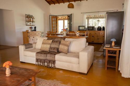 Χώρος καθιστικού στο Casa em Bueno Brandão(MG) com Cachoeira Particular