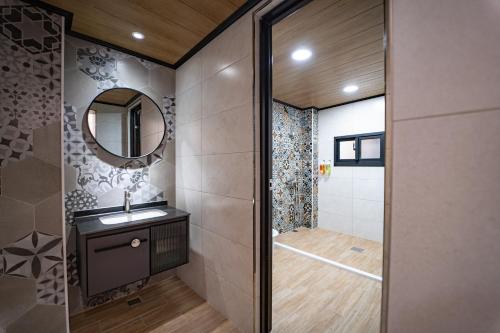 uma casa de banho com um lavatório e um espelho em Chen Je B&B em Xiaoliuqiu