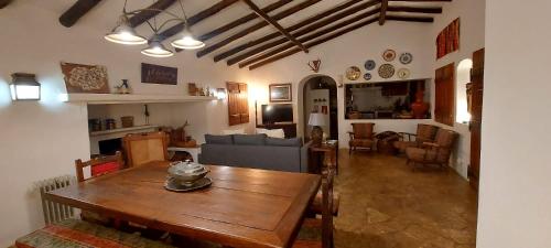 a living room with a wooden table and a couch at Montinho do Palanque in Viana do Alentejo