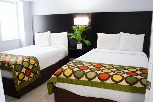 Postel nebo postele na pokoji v ubytování Sun & Sand Resort Oceanfront Suites