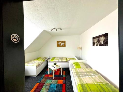 pokój z dwoma łóżkami i stołem w obiekcie Hotel Uthoff w mieście Bissendorf