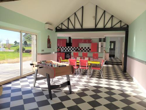 eine Küche mit einem karierten Boden in der Unterkunft GITE diner AMERICAIN in Clévilliers