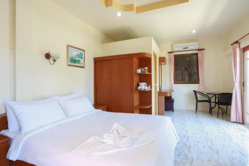 Un pat sau paturi într-o cameră la Khun Ying House