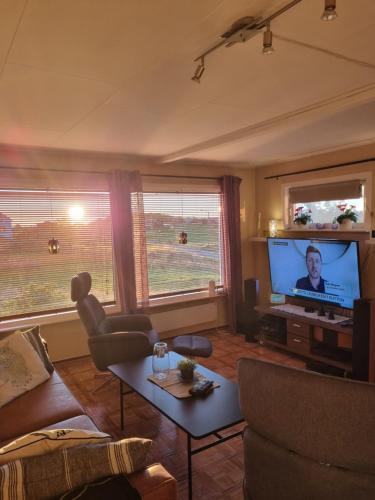 En TV eller et underholdningssystem på Cozy house - Strønstad @the start of Lofoten