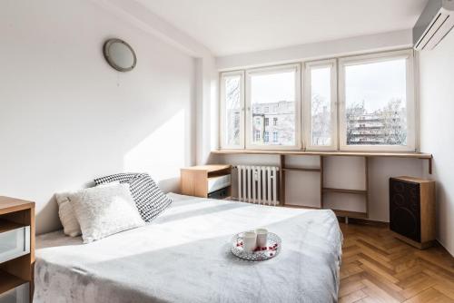 Un dormitorio con una cama con un tazón. en Komfort w samym centrum en Breslavia
