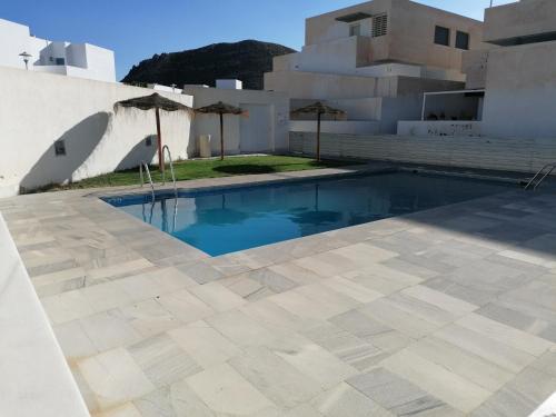 a swimming pool in front of a building at Apartamento Viento Del Sur in Las Negras