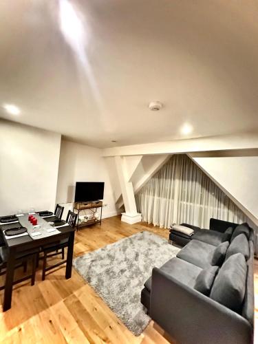 a living room with a couch and a table at Clarendon Flat in Watford