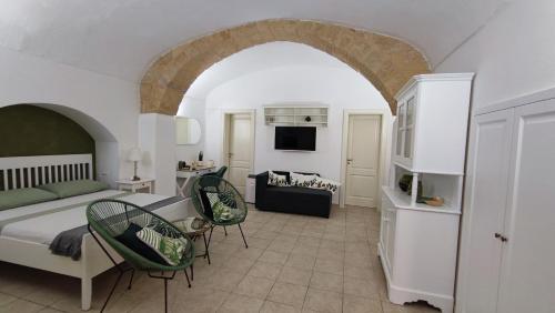 1 dormitorio con 1 cama y sillas en una habitación en Ninetta Mia en Alessano