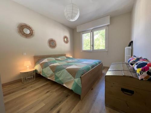 um quarto com uma cama e uma janela em Appartement CLUSES CENTRE em Cluses