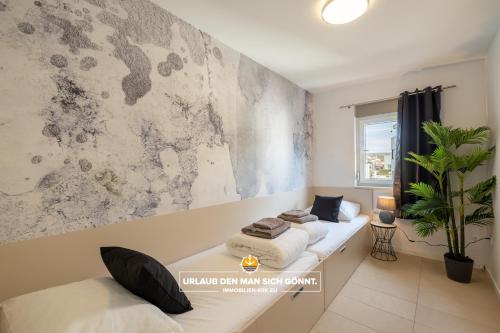 twee bedden in een kamer met muurschildering bij Apartment Panorama Deluxe in Malinska in Malinska