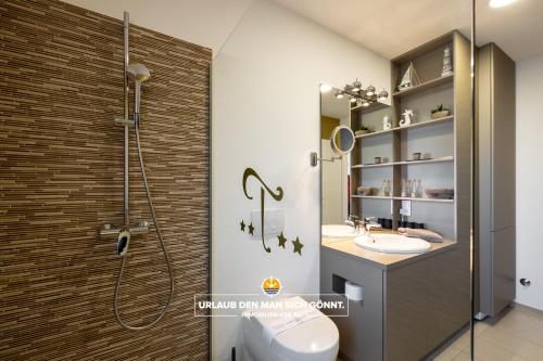 een badkamer met een douche, een toilet en een wastafel bij Apartment Panorama Deluxe in Malinska in Malinska