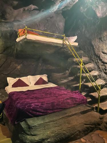 una pintura de una cama en una cueva en Rai’s Coorg Cave House, en Madikeri