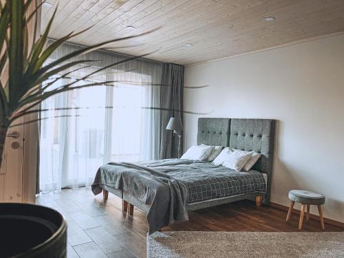 - une chambre avec un lit et une grande fenêtre dans l'établissement Villa Männituka, à Kirikuküla