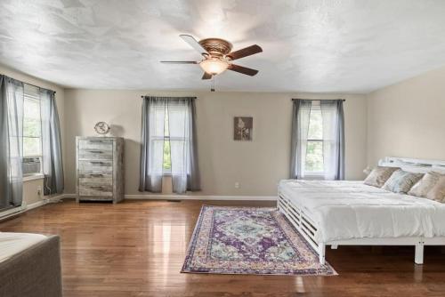 um quarto com uma cama e uma ventoinha de tecto em Spacious Wine Country Retreat Close to Ithaca em Lansing