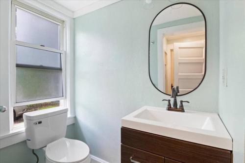 La salle de bains est pourvue d'un lavabo et d'un miroir. dans l'établissement Walk to Ithaca Commons Restaurants Trails Close to Cornell, à Ithaca