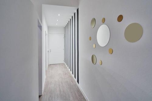 einen Flur mit weißen Wänden und Spiegeln an der Wand in der Unterkunft Pop Art Corso Italia 308 in Arezzo