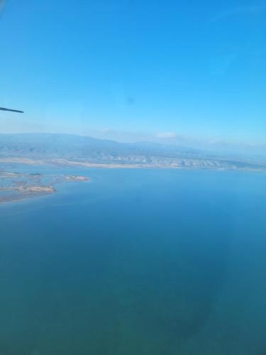 uma vista para o oceano a partir de um avião em logement vue sur mer em Canet-en-Roussillon