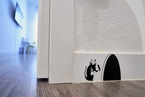 ein Katzenaufkleber an der Seite einer Wand in der Unterkunft Pop Art Corso Italia 308 in Arezzo