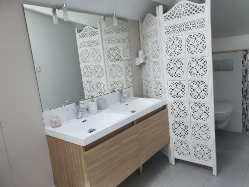 Lesperon的住宿－踢勒韋斯特住宿加早餐旅館，一间带水槽、镜子和卫生间的浴室