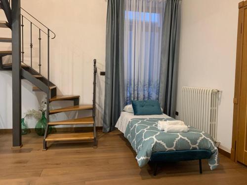 sypialnia z łóżkiem i schodami w obiekcie B&B Verdi w mieście Brindisi