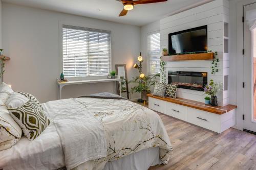 een slaapkamer met een bed en een flatscreen-tv bij Elk Grove Studio with Private Patio Walk to Casino! in Elk Grove