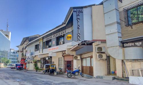 un bâtiment situé sur le côté d'une rue dans l'établissement Treebo Trend Elvis Inn, Chandivali, à Mumbai