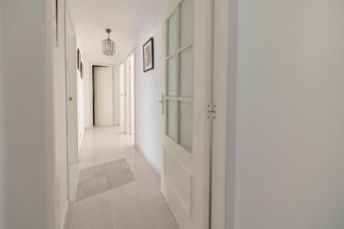 a hallway with white walls and a door at Bahía de Águilas in Águilas