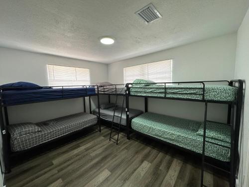 マイアミにあるWynwood Bedsの二段ベッド3組が備わる客室です。