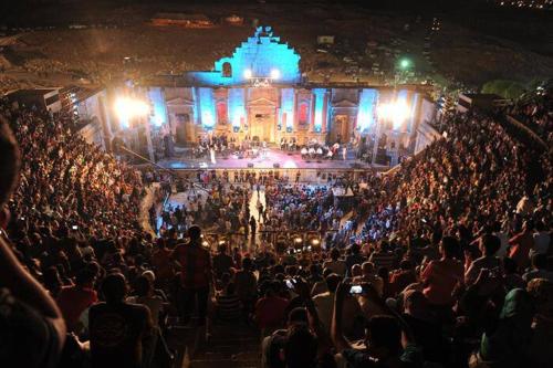 uma multidão de pessoas em frente a um concerto em Panorama Jerash HOTEL (2) em Gérasa