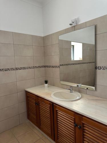 bagno con lavandino e specchio di Vila Mar Central ad Albufeira